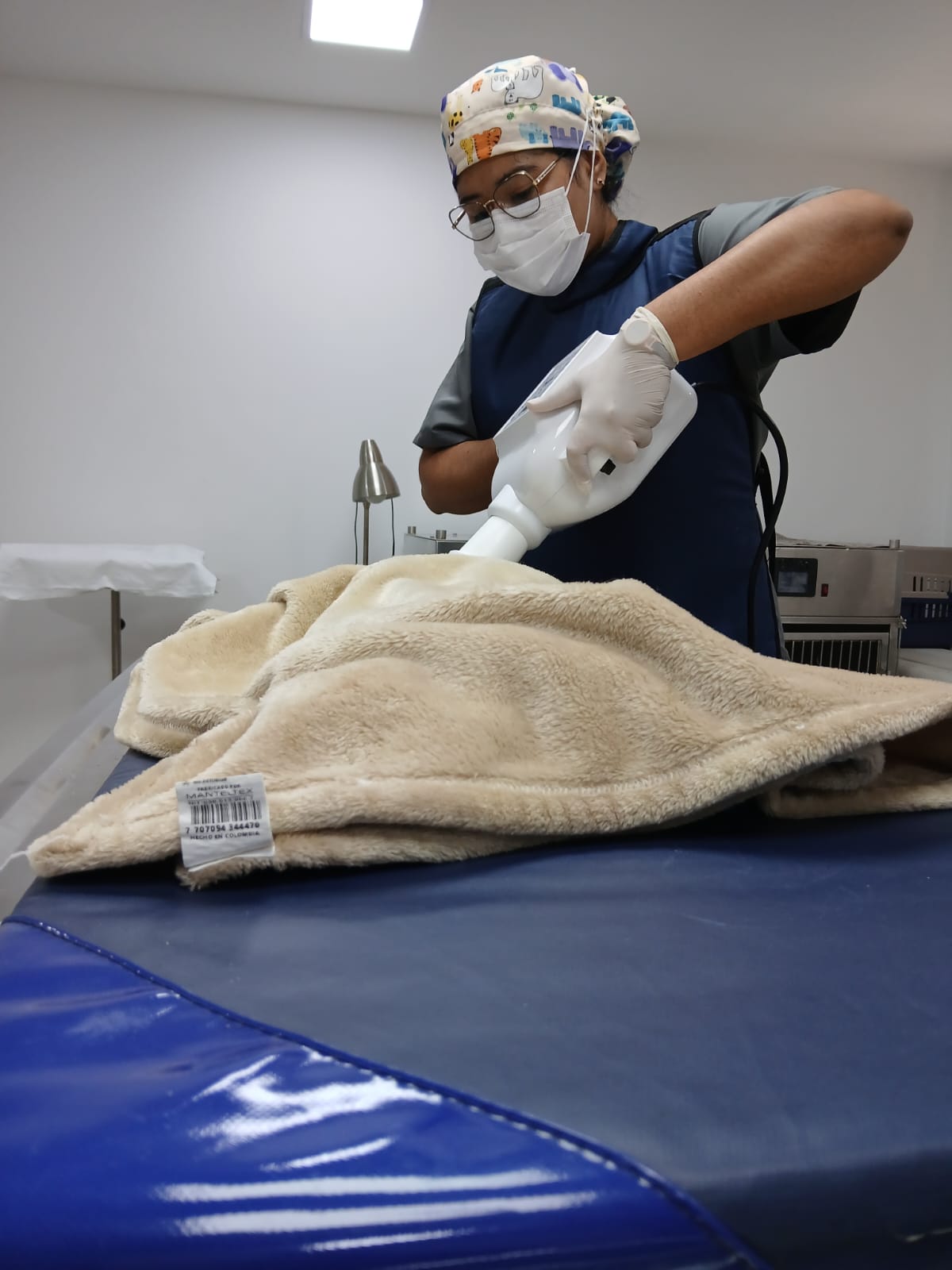 Veterinaria de Oral Pets realizando radiografía dental de última generación a una mascota